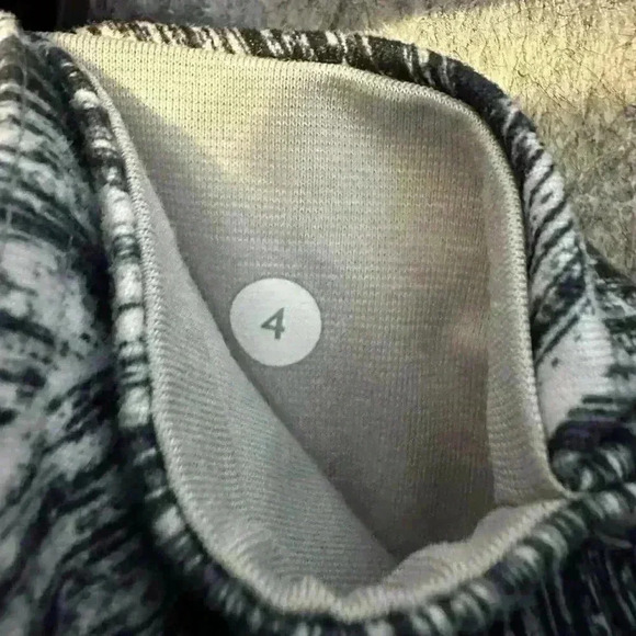 Lululemon White & Black Wunder Under Crop II - Size 4 - Picture 4 of 4